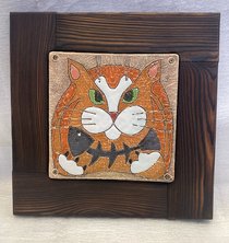 Панно декоративное "Рыжий кот с рыбой" (2025, шамот, 30x30, арт. 34п48) - 6 000 ₽