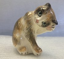 кошка пегая Мурена (2024, фарфор, 8.5x9, арт. 5п9) - 1 600 ₽